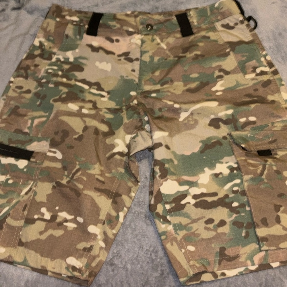 Camouflage Men’s Cargo Shorts size 34